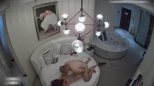 猥琐胖男用尽各种手段终于在酒店操了朋友学舞蹈的漂亮女友,连续干了3次操的嗷嗷叫,男说：我爱你,我要干你!